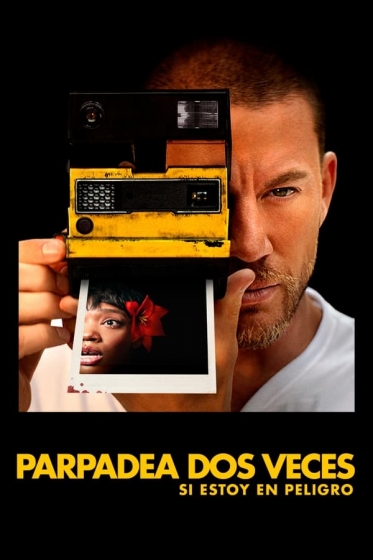 Parpadea dos veces  Cuando el magnate de la tecnología Slater King (Channing Tatum) conoce a la camarera Frida (Naomi Ackie) en su gala de recaudación de fondos, saltan chispas. Él la invita a acompañarle a él y a sus amigos a unas vacaciones de ensueño en su isla privada. Un auténtico paraíso. Las noches salvajes se mezclan con mañanas bañadas por el sol y todo el mundo se lo pasa en grande. Nadie quiere que el viaje termine, pero cuando empiezan a suceder cosas extrañas, Frida intuye que algo anda mal en ese lugar. Tendrá que descubrir la verdad si quiere salir viva de la fiesta.